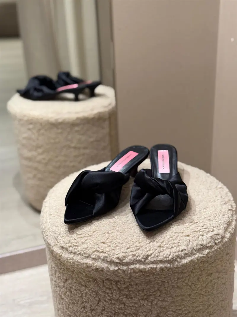 Alia Satin Black