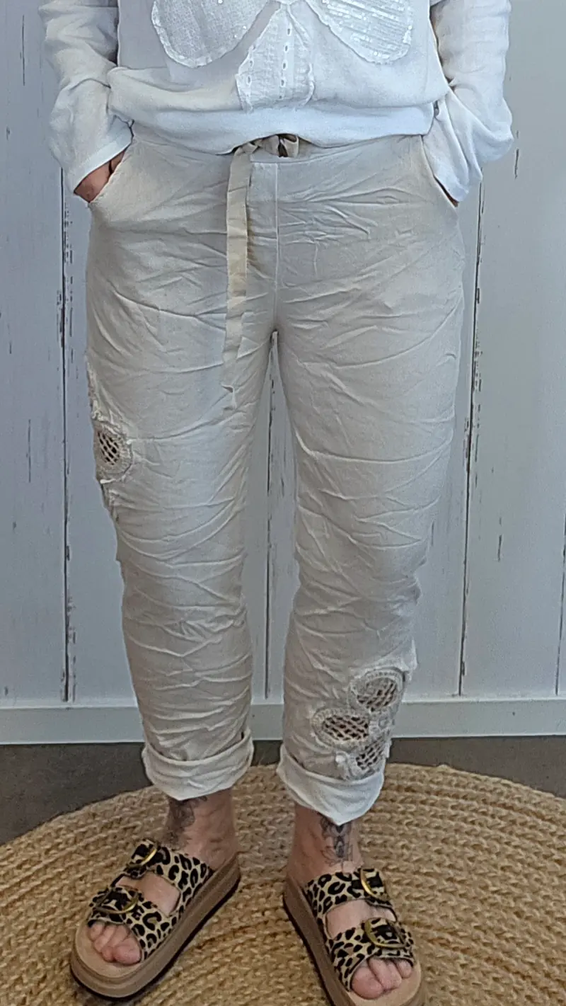 Alma bukse med blomst beige