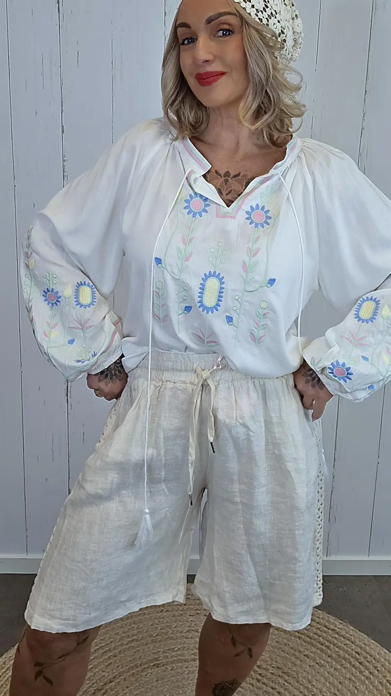 Beige linshorts med hekledetaljer