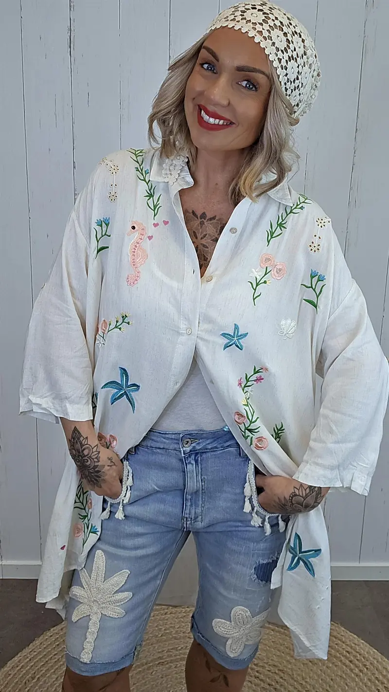 Beige skjortekjole med brodert mønster
