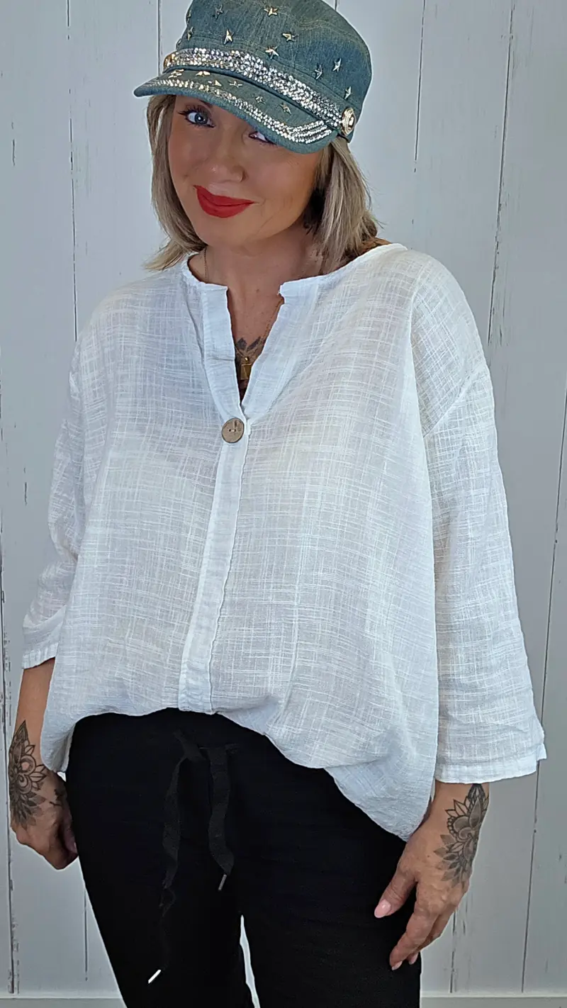Betty bluse med dekorativ knapp