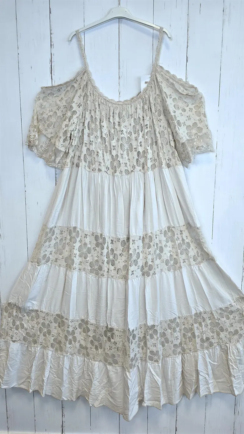 Bohemsk maxikjole med blonder beige