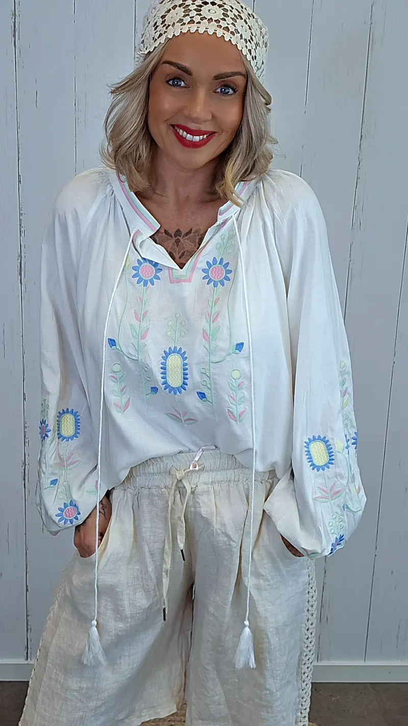 Brodert boho-bluse i linblanding