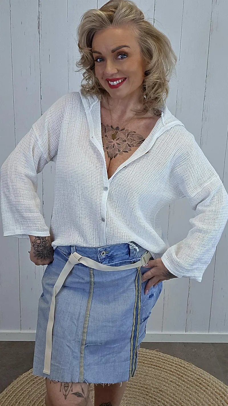 Clara kort hettejakke i heklet bomull hvit