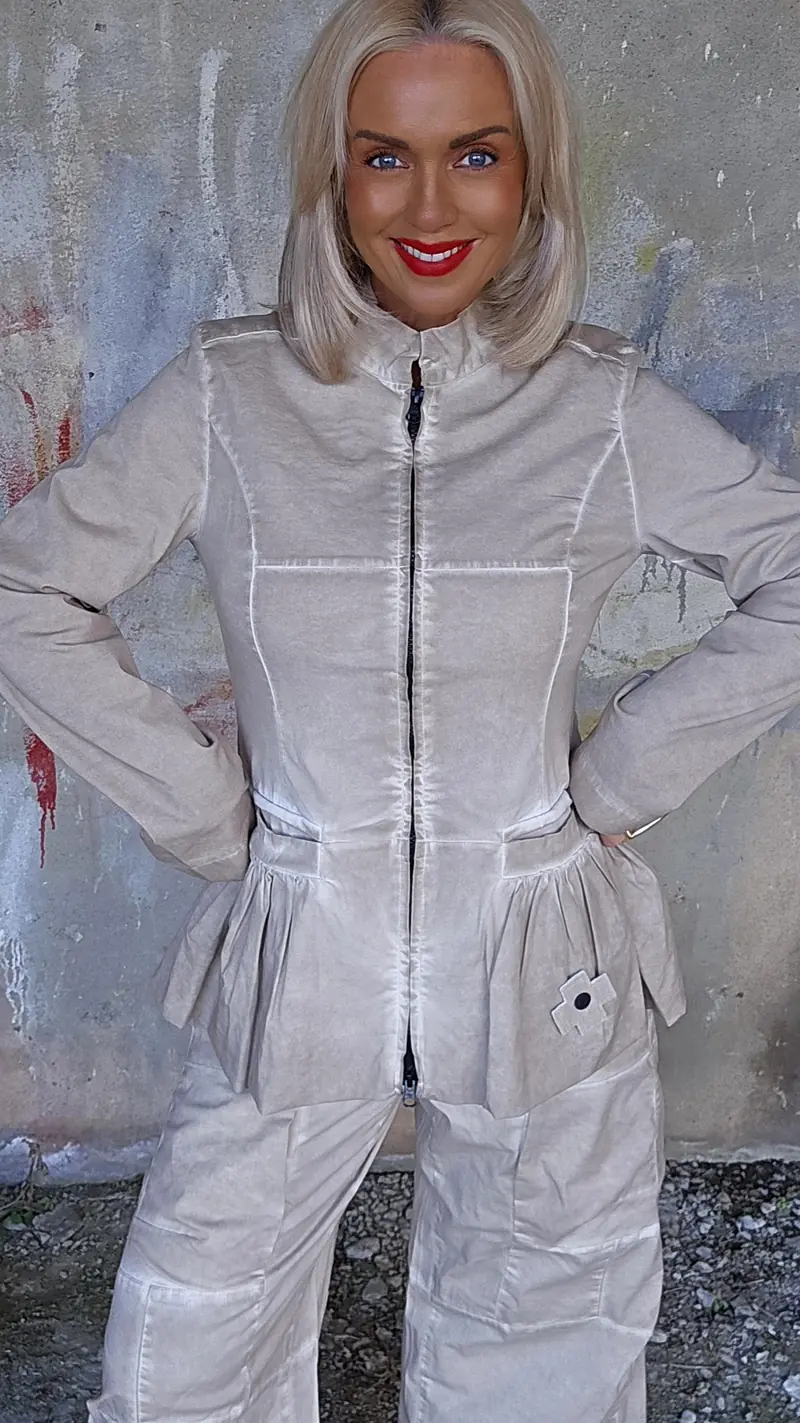Delicate blazer sand