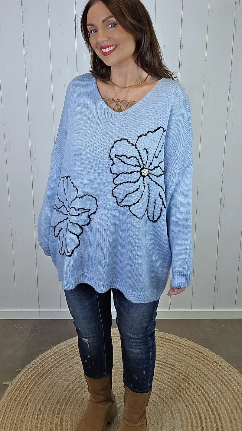 Elise blå blomsterstrikk med perledetaljer