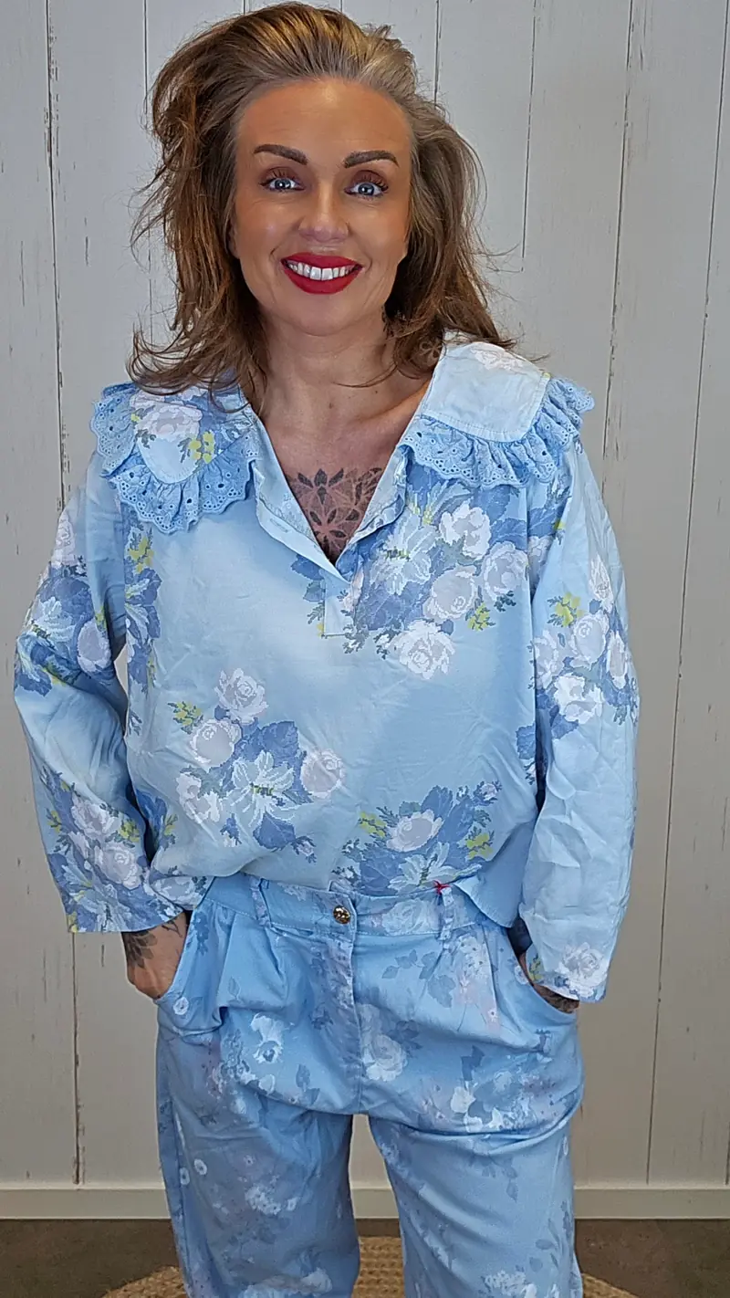 Elise blomsterbluse blå