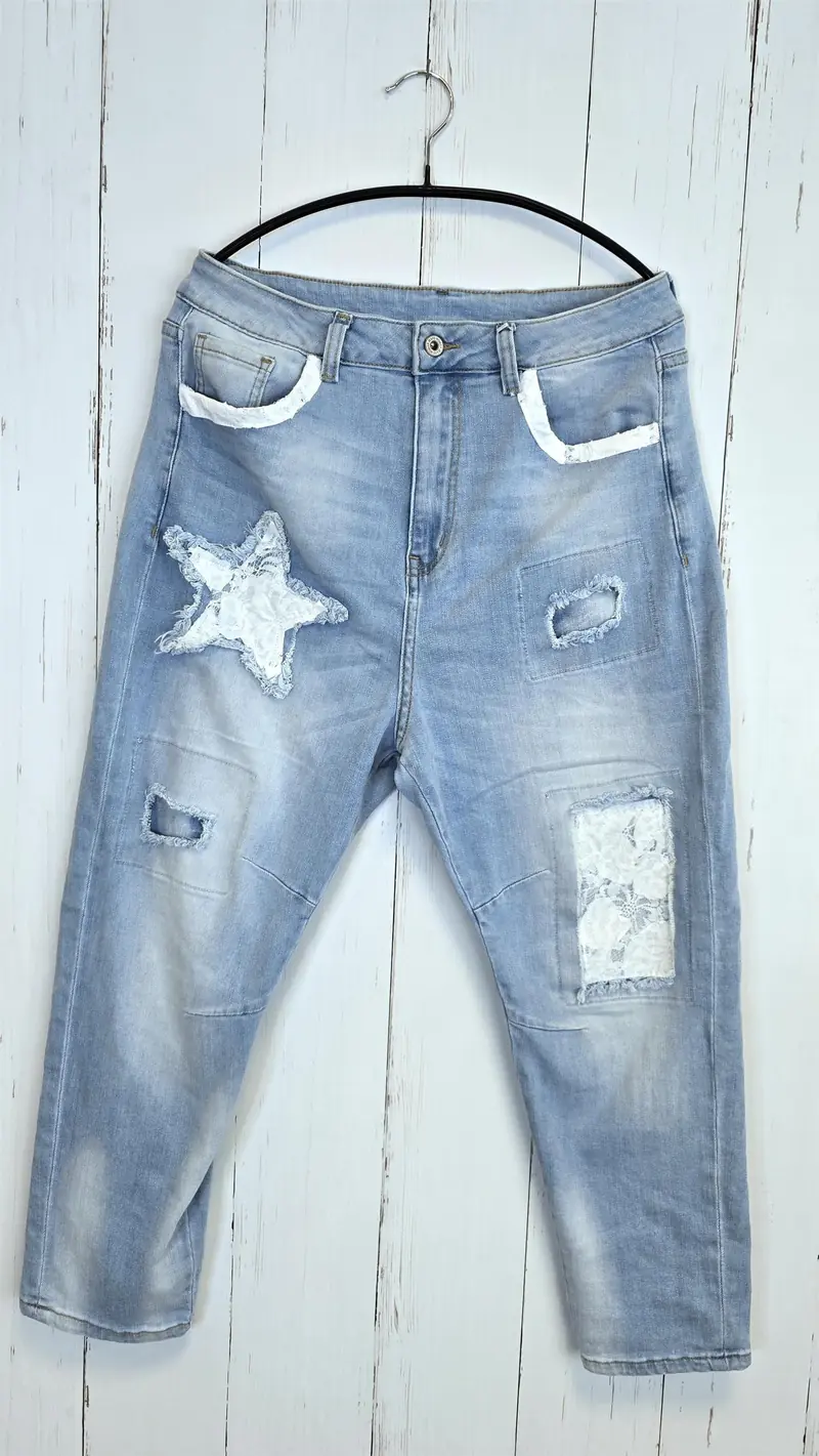 Emilie Jeans med patch og slitte detaljer