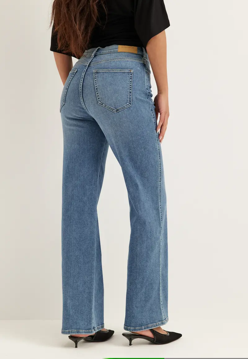 High Straight Leg Jeans