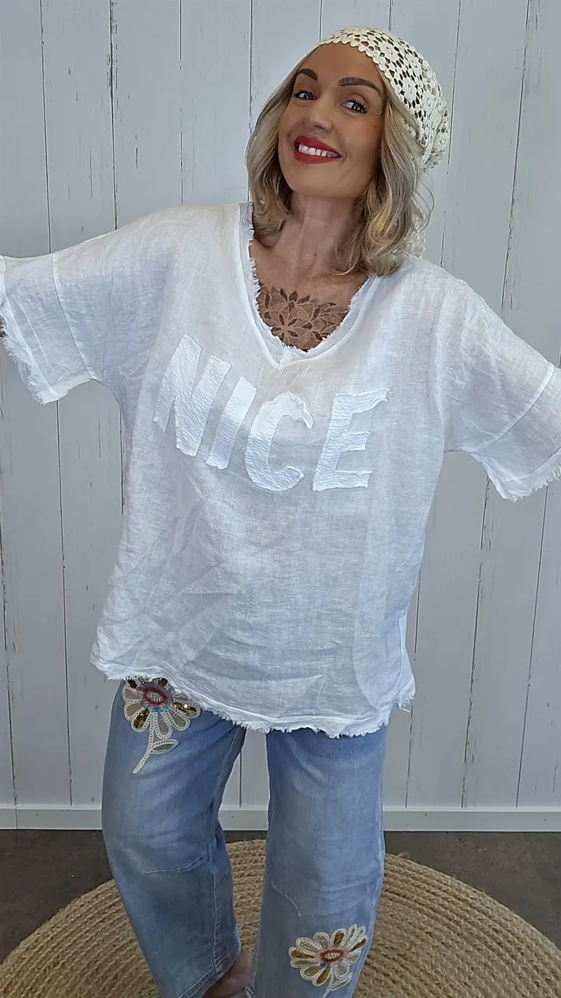 Hvit oversized topp med “NICE”