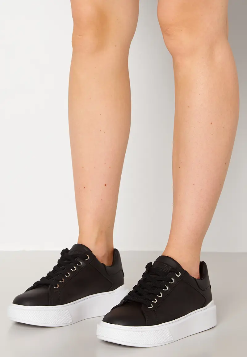 Ivee Sneakers