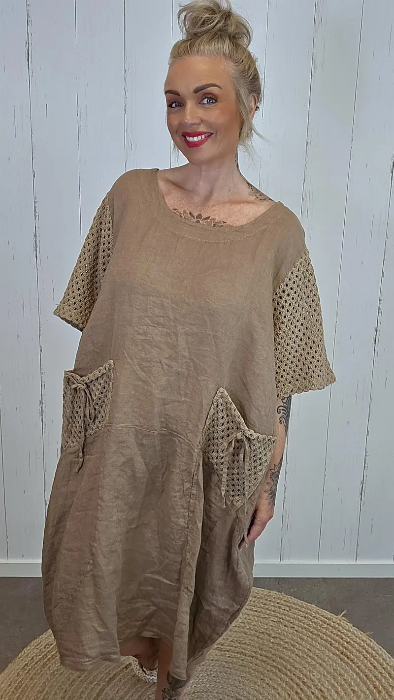 Kjole med Hekledetaljer camel