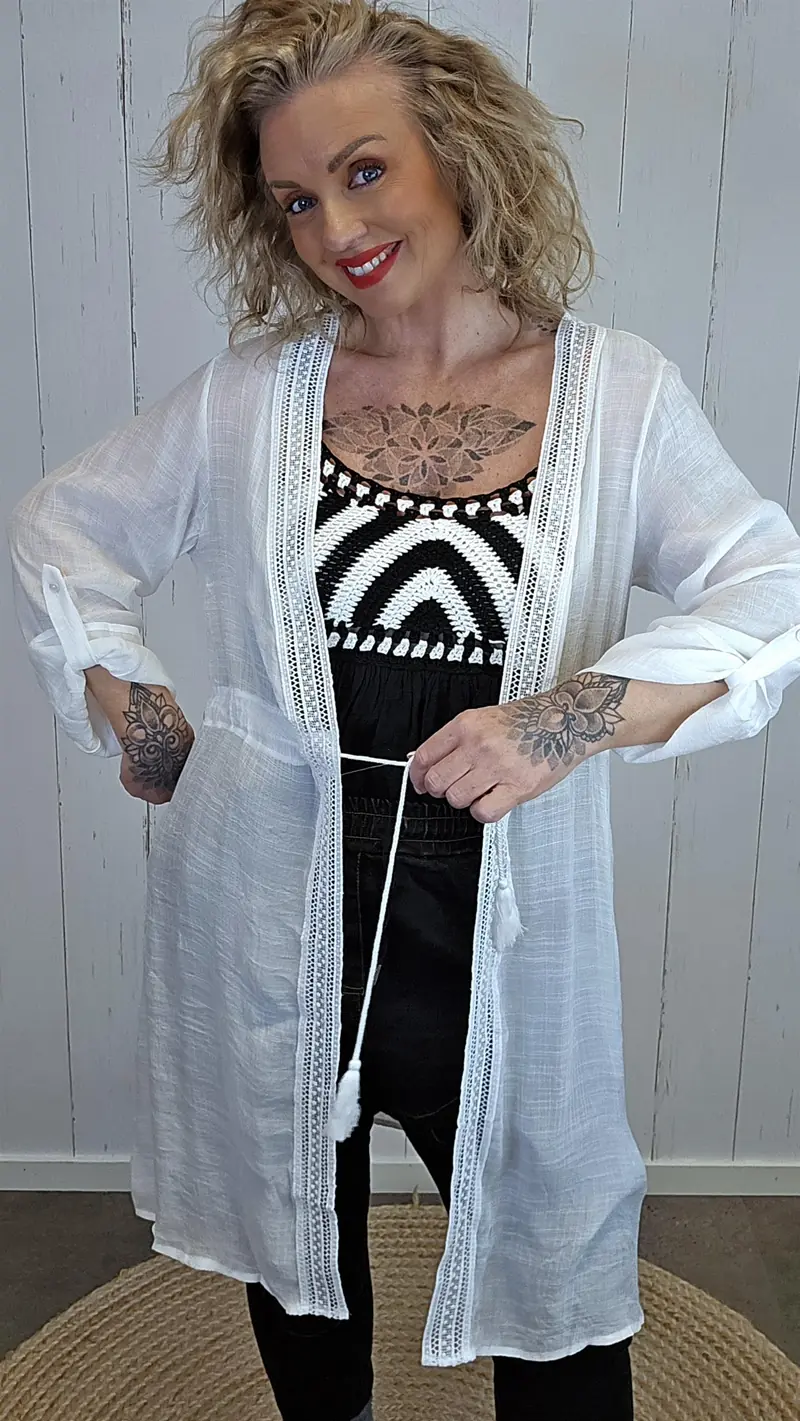 Lang kimono med blonder og dusker