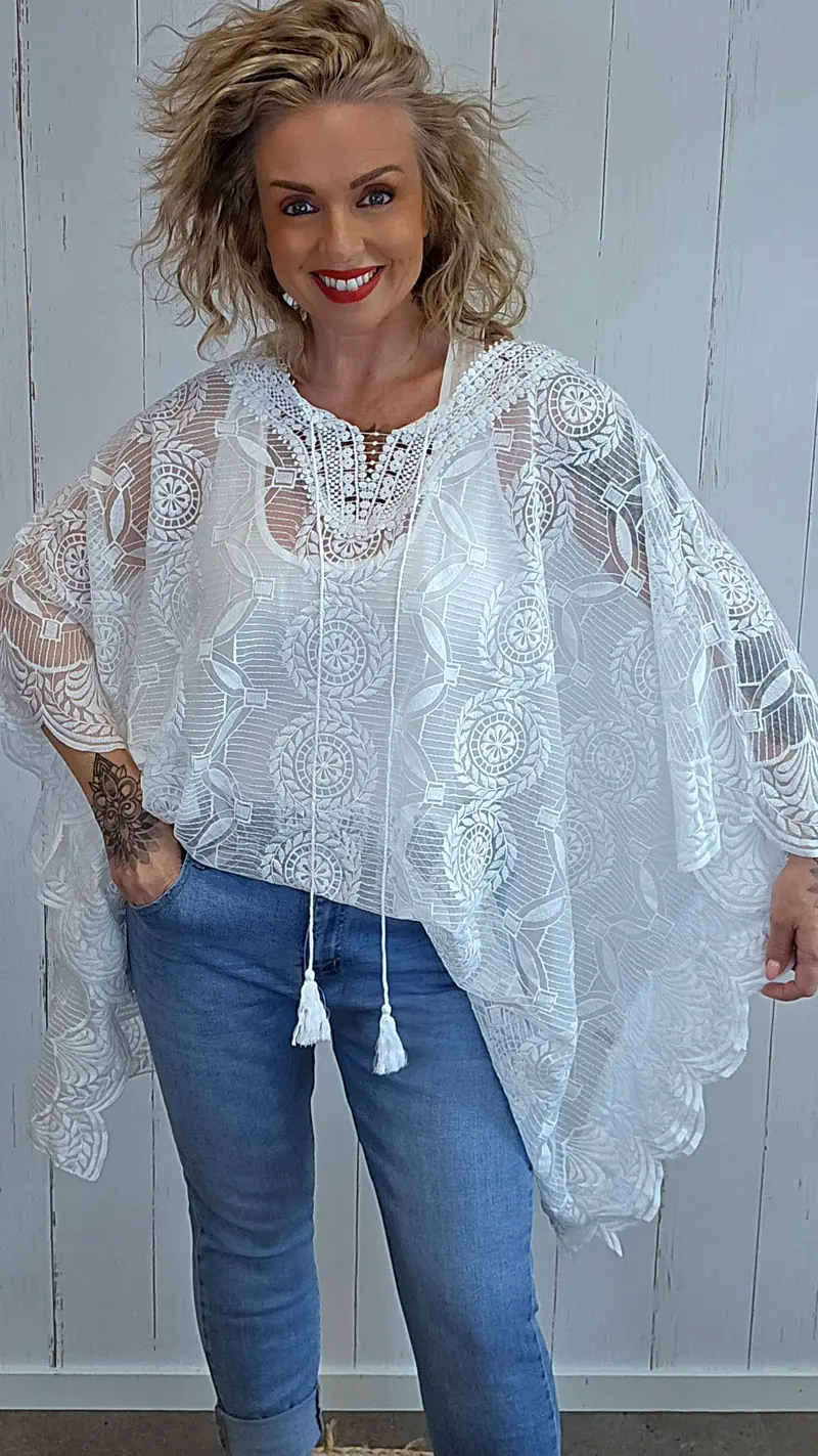 Leah poncho topp med blondemønster