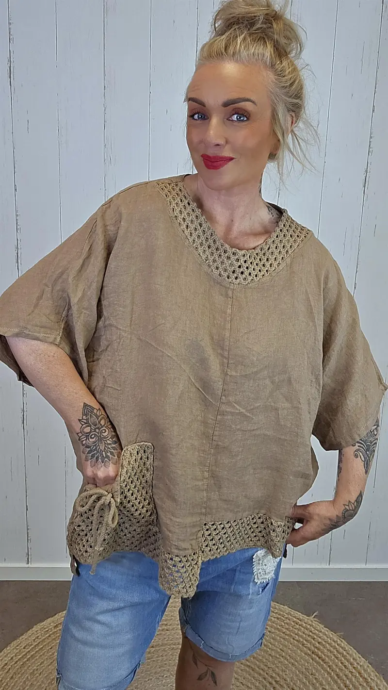 Lin Topp med Hekledetaljer camel