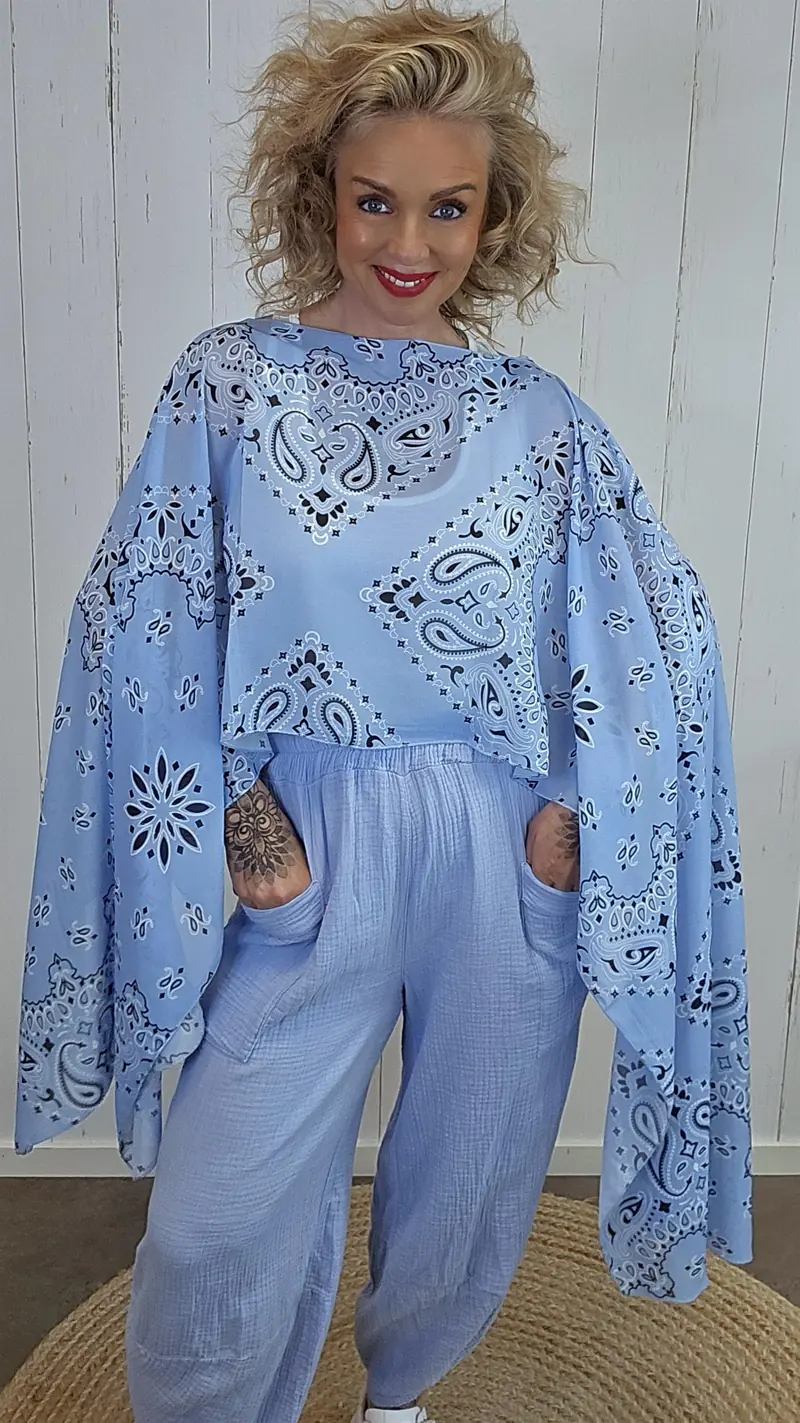 Lys blå poncho-topp med paisleymønster