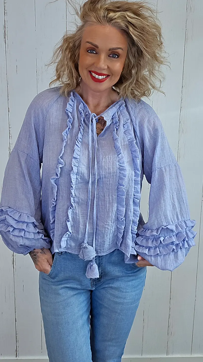 Mia bluse med volanger og knyting blå lilla