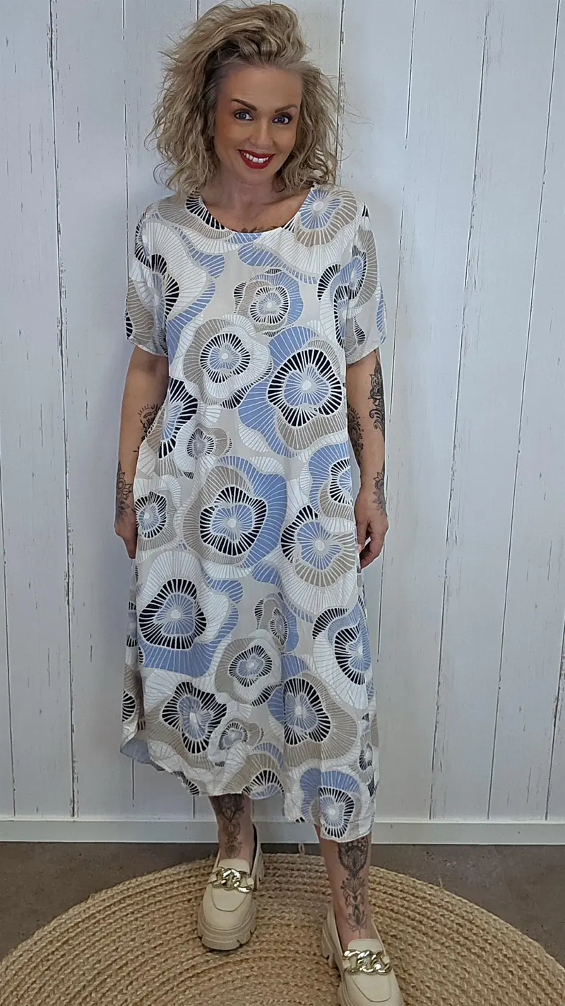 Nora kjole med mønster og volangkant blå