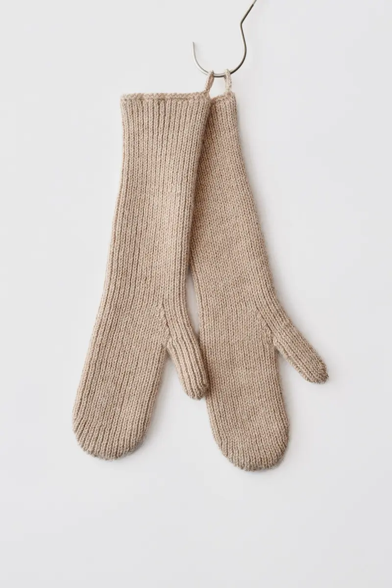 O. A. Devold Mittens Sand