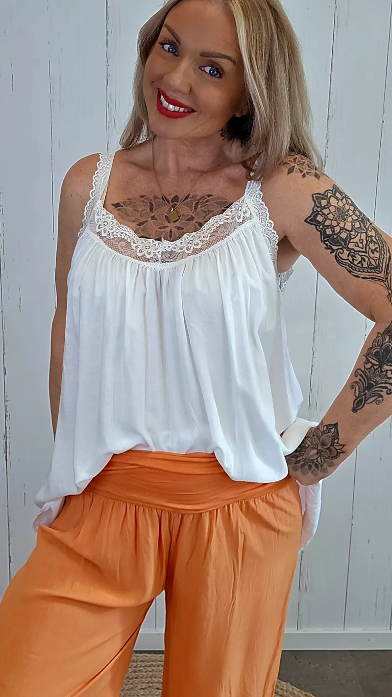 Singlet med blonder hvit