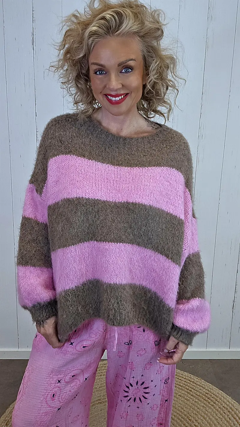 Stripete fluffy strikkegenser i rosa og mocha
