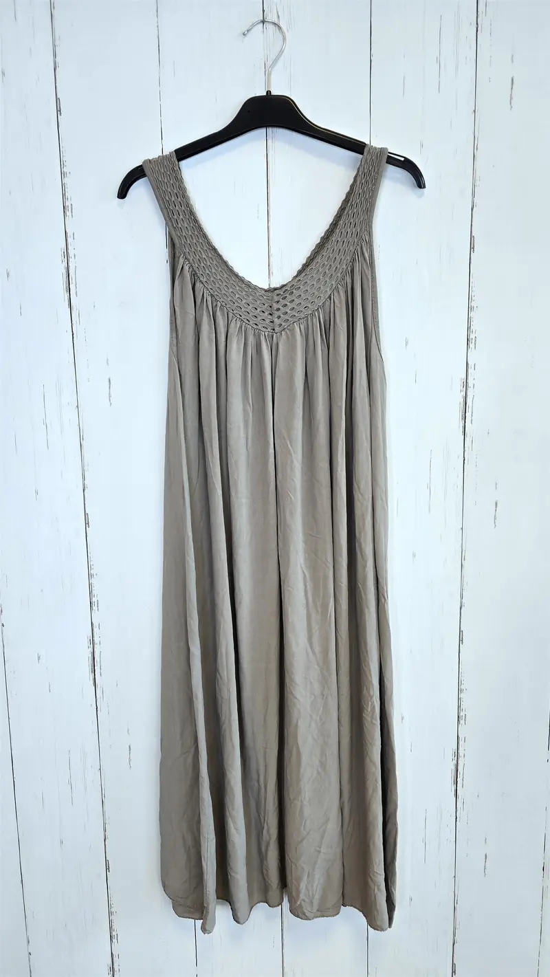 Taupe kjole med hekledetaljer