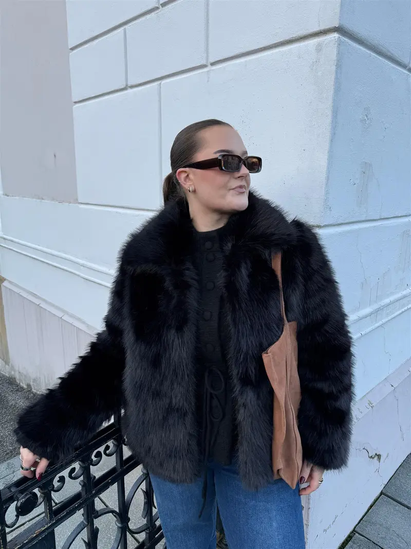 Véloce Fake Fur Jacket Black