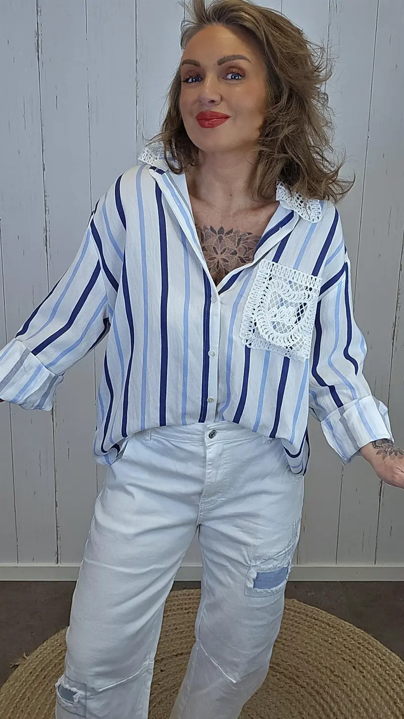 Ylva stripet skjorte med blonde detalj Blå